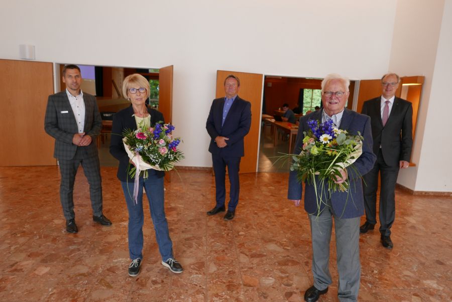 Bürgermeister Burkhard Schwuchow, Gunda Köster (SPD), Jugendamtsleiter Günther Uhrmeister, Friedhelm Kaup und Kreisdirektor Dr. Ulrich Conradi bei der Verabschiedung im Rahmen der jüngsten Jugendhilfeausschusssitzung des Kreises in Büren Bildnachweis: Kreis Paderborn